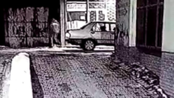 Hırsızın azmi pes dedirtti! İki kişinin zor kaldırdığı demir tezgahı, tek başına çaldı