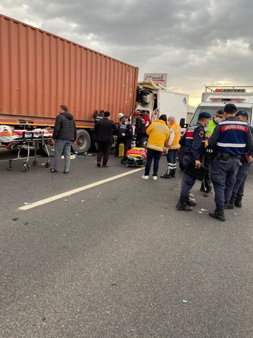 İzmir de kaza Ölü ve yaralılar var