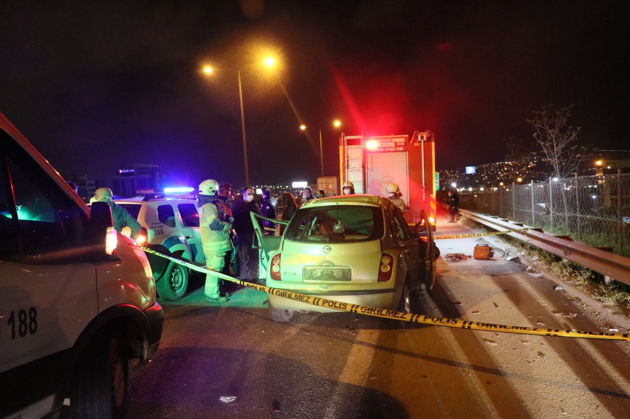 İzmir'de tıra çarpan otomobil hurdaya döndü: 1 ölü, 1 yaralı