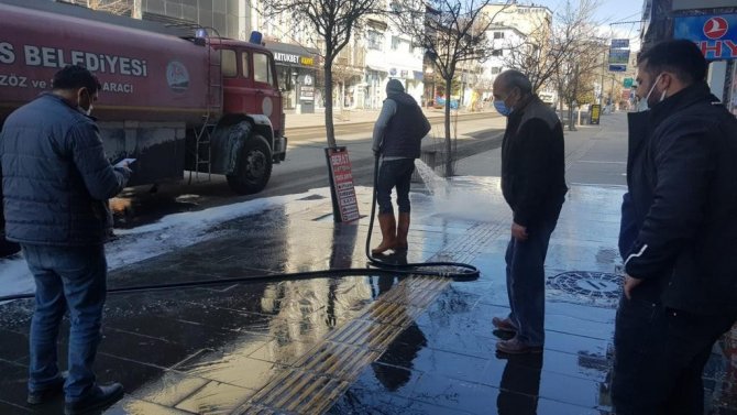 Kars Belediyesi salgınla mücadelede temizliğe önem veriyor: Kaldırımlar köpüklendi