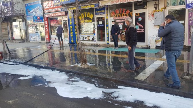 Kars Belediyesi salgınla mücadelede temizliğe önem veriyor: Kaldırımlar köpüklendi