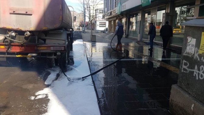 Kars Belediyesi salgınla mücadelede temizliğe önem veriyor: Kaldırımlar köpüklendi