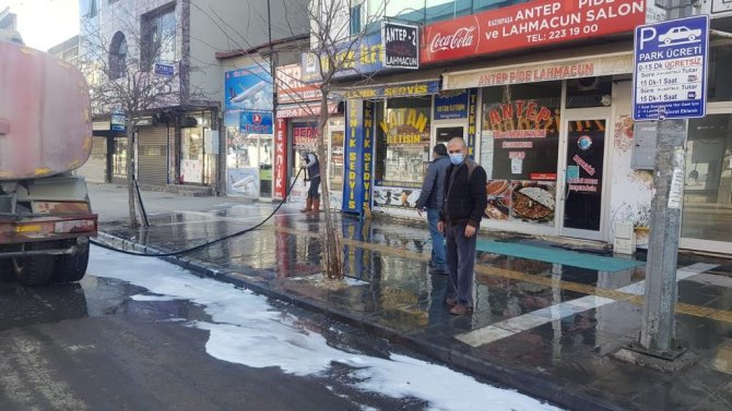 Kars Belediyesi salgınla mücadelede temizliğe önem veriyor: Kaldırımlar köpüklendi