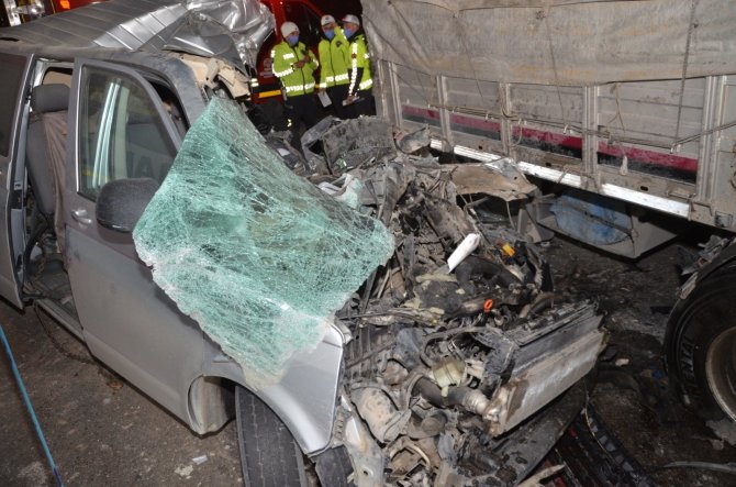 Konya Ereğli'de Minibüs tırın dorsesine arkadan çarptı: 1 ölü