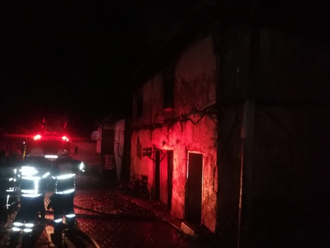 Kütahya'da bir evde çıkan yangında dumandan zehirlenen yaşlı kadın hayatını kaybetti