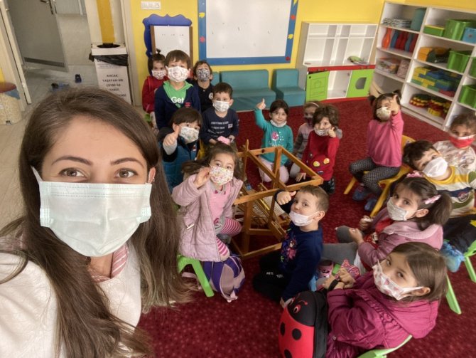 Minik eller, büyük sanat eserini işledi, Kaplumbağa Terbiyecisi eserini Buldan beziyle işlediler