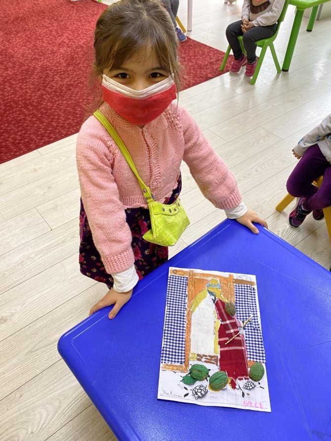 Minik eller, büyük sanat eserini işledi, Kaplumbağa Terbiyecisi eserini Buldan beziyle işlediler