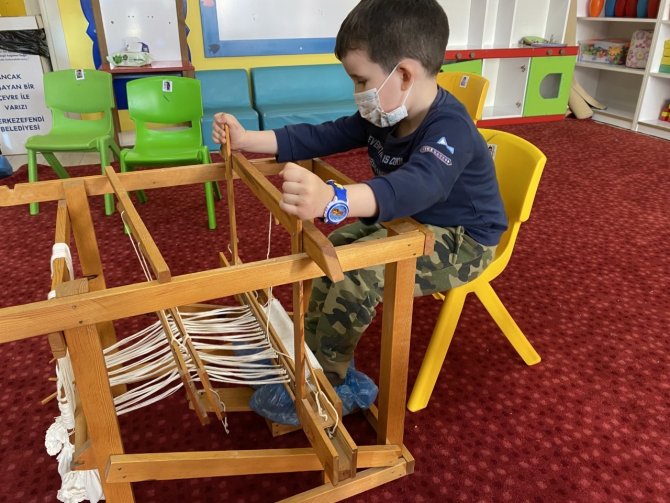 Minik eller, büyük sanat eserini işledi, Kaplumbağa Terbiyecisi eserini Buldan beziyle işlediler