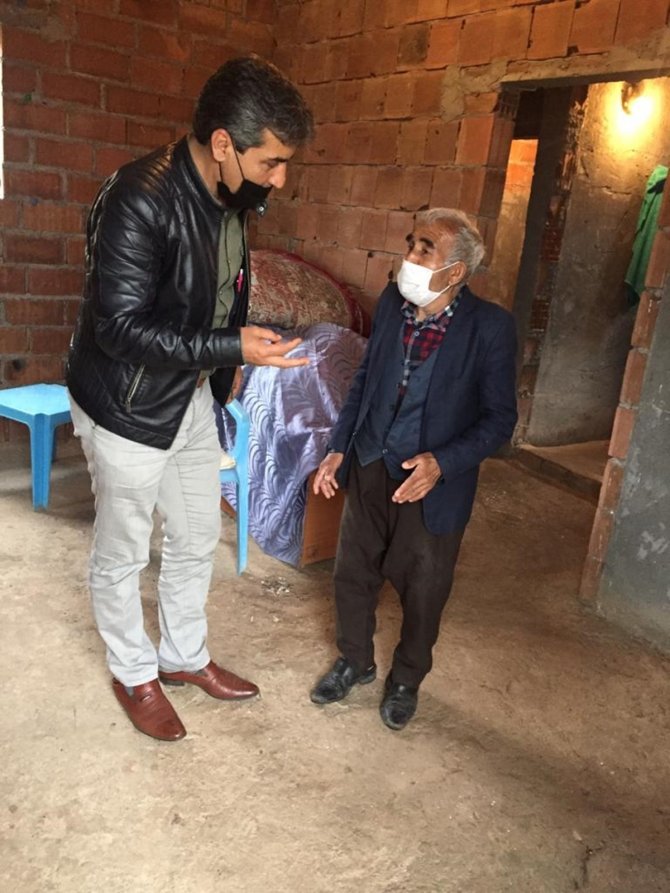 Muhtar, inşaatta yaşayan yaşlı adam için çalışmalara başladı