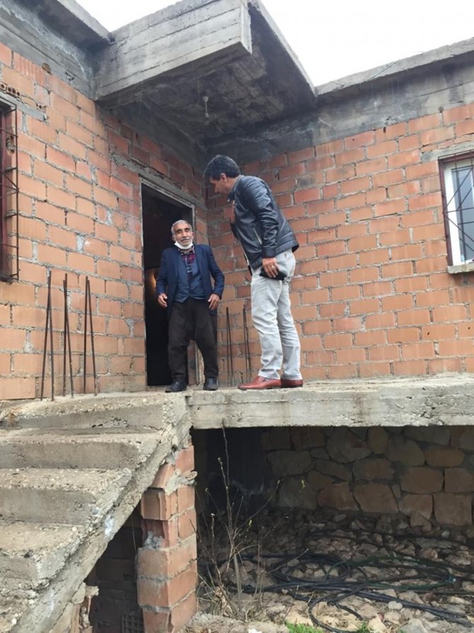 Muhtar, inşaatta yaşayan yaşlı adam için çalışmalara başladı