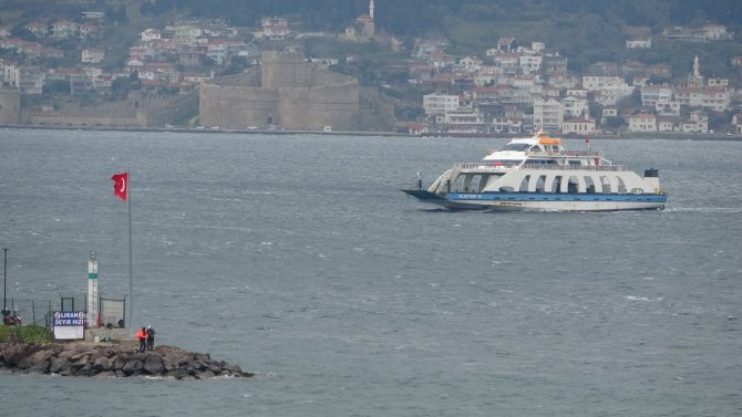 Olumsuz hava koşulları sebebiyle Bozcaada'ya yapılacak feribot seferleri iptal edildi