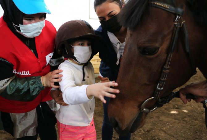 Otizmli çocuklar ata binerek hem eğlendi hem terapi gördü