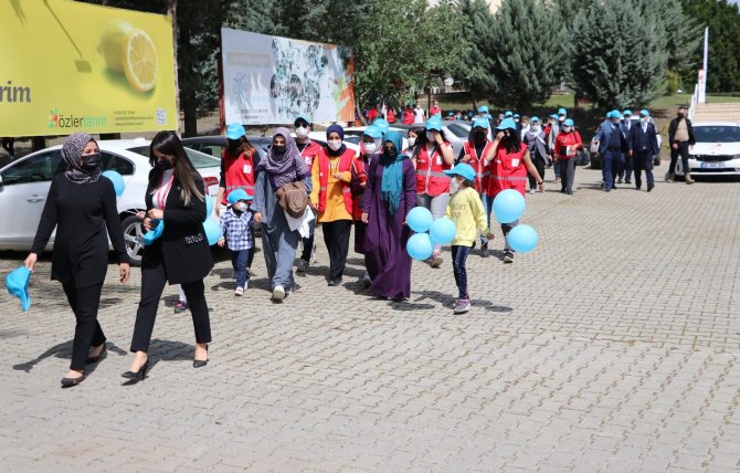 Otizmli çocuklar ata binerek hem eğlendi hem terapi gördü