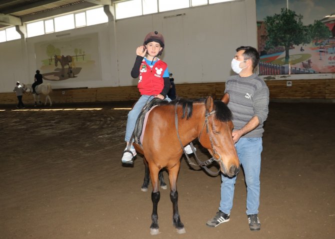 Otizmli çocuklar ata binerek hem eğlendi hem terapi gördü
