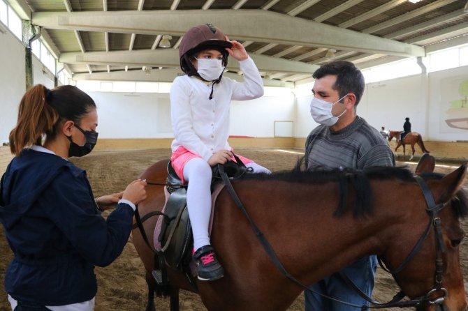 Otizmli çocuklar ata binerek hem eğlendi hem terapi gördü