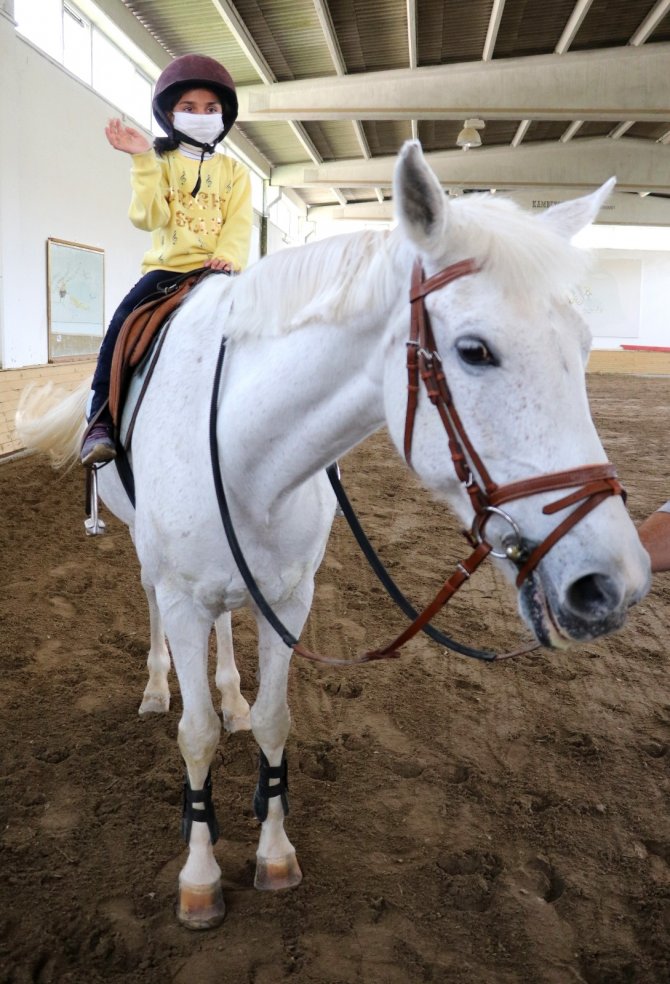 Otizmli çocuklar ata binerek hem eğlendi hem terapi gördü