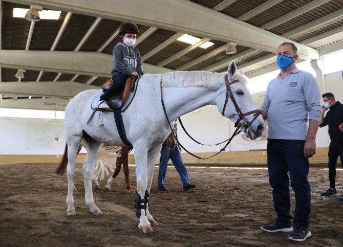 Otizmli çocuklar ata binerek hem eğlendi hem terapi gördü