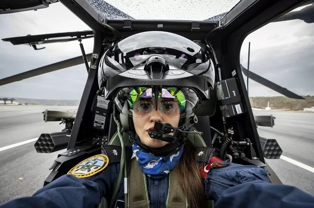 İlk kadın taarruz helikopter pilotu Özge Karabulut kimdir? Kaç yaşında? | Pilot Özgr Karabulut