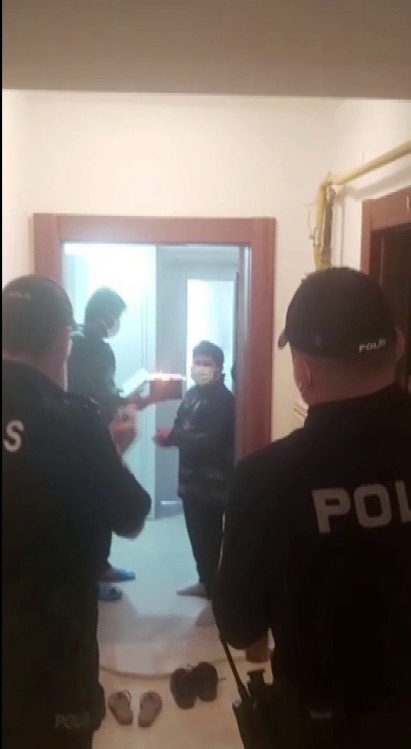Polislerden izolasyondaki küçük çocuğa doğum günü sürprizi