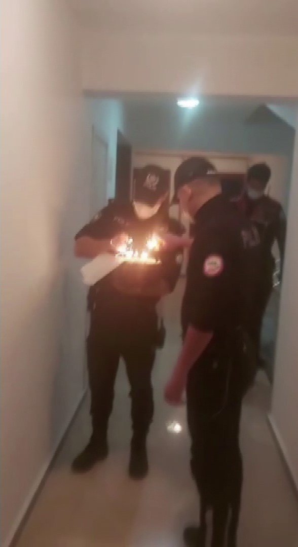 Polislerden izolasyondaki küçük çocuğa doğum günü sürprizi