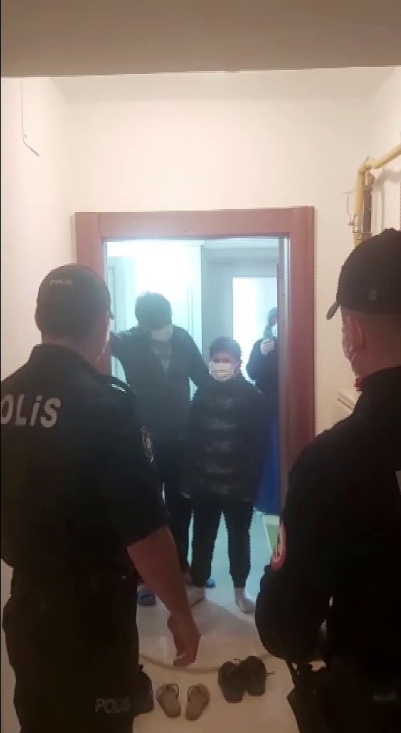 Polislerden izolasyondaki küçük çocuğa doğum günü sürprizi