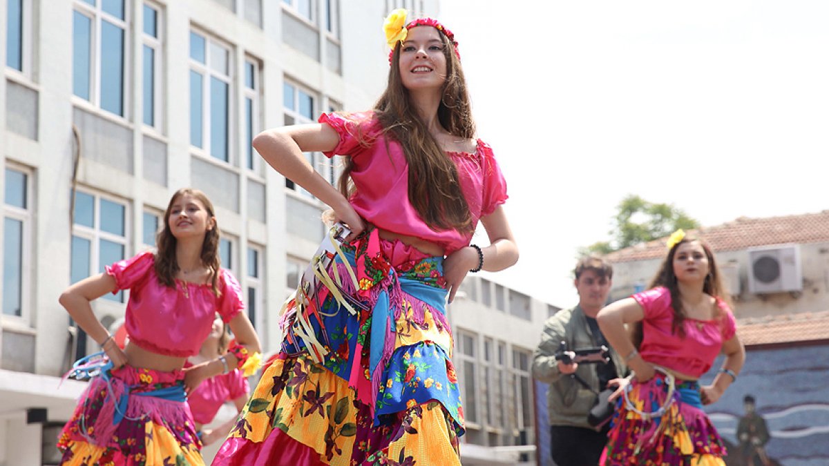 8 Nisan Dünya Romanlar Günü mesajları resimli | Dünya Romanlar günü sözleri 