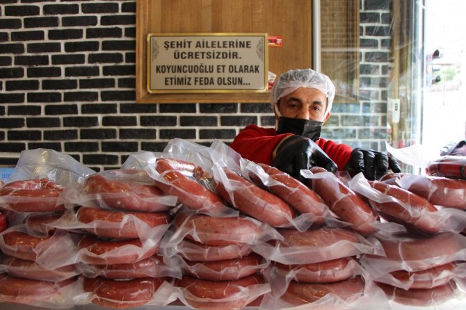 Şehit ailelerinin ücretsiz alışveriş yapabildiği kasap takdir topladı