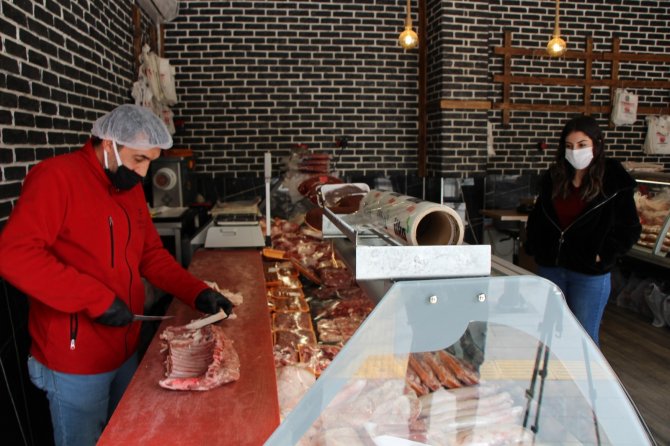 Şehit ailelerinin ücretsiz alışveriş yapabildiği kasap takdir topladı