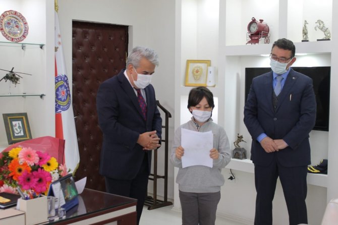 Sinop’ta ilk okul öğrencilerden polis abilerine anlamlı kutlama