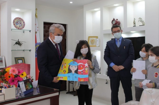 Sinop’ta ilk okul öğrencilerden polis abilerine anlamlı kutlama