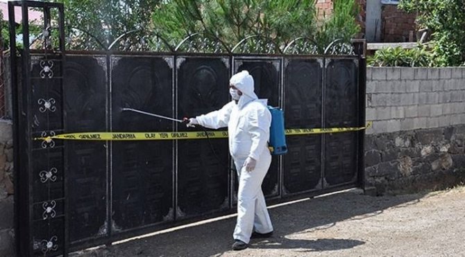 Sosyal mesafe kurallarını hiçe sayıp nişan töreni yaptılar: 100 kişinin testi pozitif çıktı