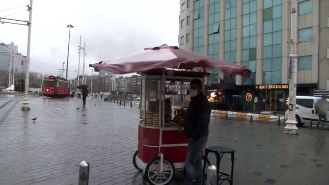 Taksim'de yağışlı hava ve rüzgarın etkisiyle vatandaşlar yürümekte zorlandı