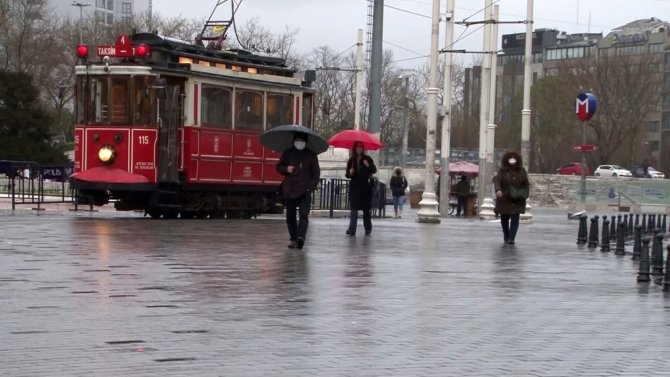 Taksim'de yağışlı hava ve rüzgarın etkisiyle vatandaşlar yürümekte zorlandı