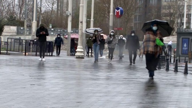 Taksim'de yağışlı hava ve rüzgarın etkisiyle vatandaşlar yürümekte zorlandı