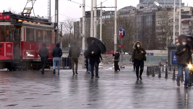 Taksim'de yağışlı hava ve rüzgarın etkisiyle vatandaşlar yürümekte zorlandı