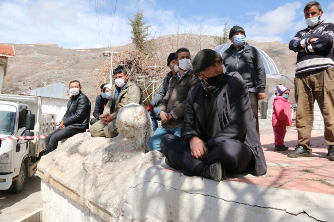 Tarihi eserleri vermek istemediler! Mahalleli ve ekipler arasında tarihi eser gerginliği