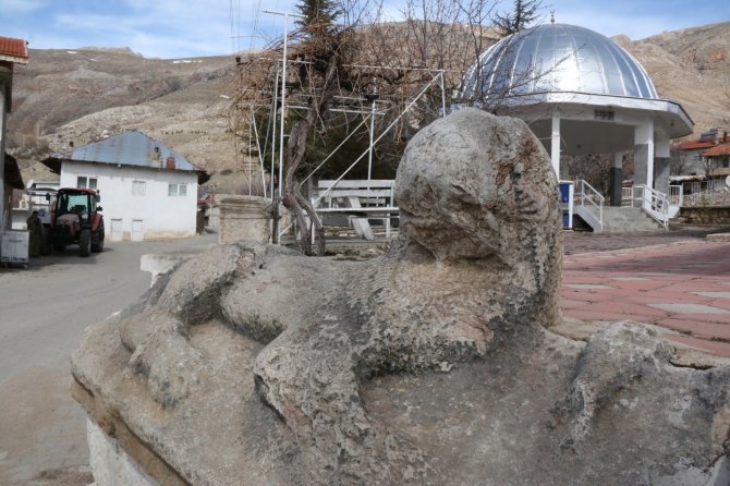 Tarihi eserleri vermek istemediler! Mahalleli ve ekipler arasında tarihi eser gerginliği