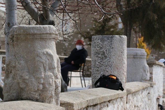Tarihi eserleri vermek istemediler! Mahalleli ve ekipler arasında tarihi eser gerginliği