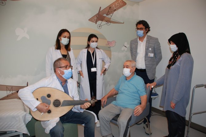 Tedavisi biten 75 yaşındaki Bekir Hacıoğlu şarkı söyleyerek kutladı