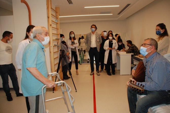 Tedavisi biten 75 yaşındaki Bekir Hacıoğlu şarkı söyleyerek kutladı