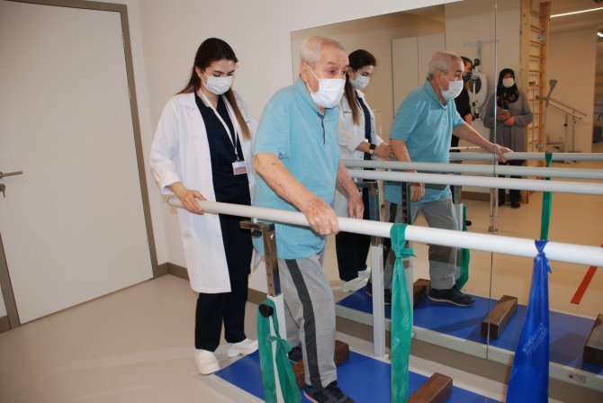 Tedavisi biten 75 yaşındaki Bekir Hacıoğlu şarkı söyleyerek kutladı