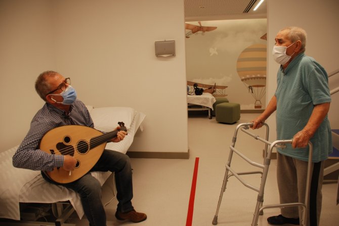 Tedavisi biten 75 yaşındaki Bekir Hacıoğlu şarkı söyleyerek kutladı