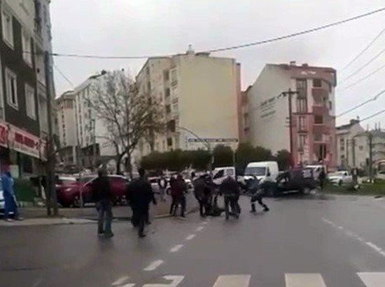 Trafik kazası sonrası sürücüler birbirine girdi! Silahlar patladı, tekmeler havada uçuştu