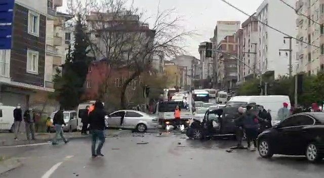 Trafik kazası sonrası sürücüler birbirine girdi! Silahlar patladı, tekmeler havada uçuştu