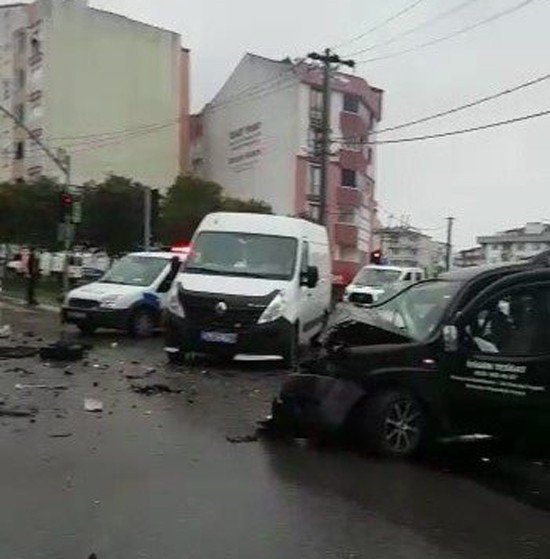 Trafik kazası sonrası sürücüler birbirine girdi! Silahlar patladı, tekmeler havada uçuştu