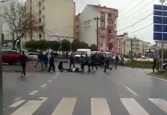 Trafik kazası sonrası sürücüler birbirine girdi! Silahlar patladı, tekmeler havada uçuştu