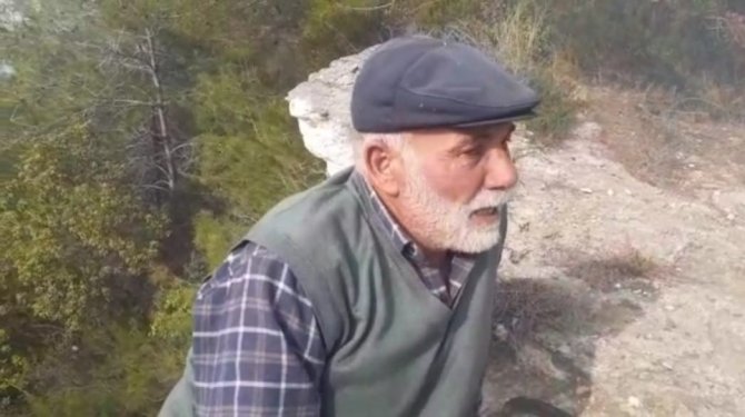 Yaşlı adam ormanda yangın çıkardı, çalılar ile söndürmeye çalıştı!