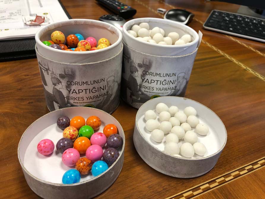 ''Çorumlunun yaptığını herkes yapamaz'' dedi! Meşhur çorum leblebisini dağıttı