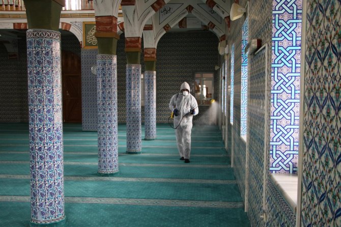 Akyazı Belediyesi'nden gül kokusu esanslı dezenfekte