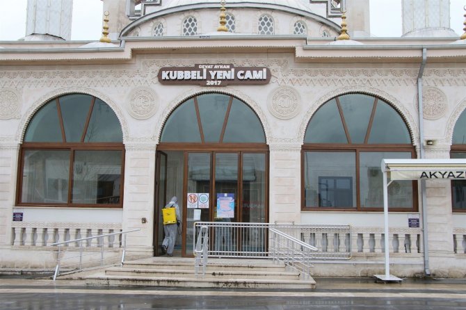 Akyazı Belediyesi'nden gül kokusu esanslı dezenfekte